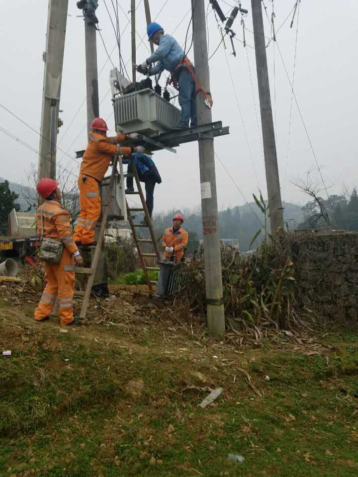 守護燈火，電力人在行動——松桃供電局一線員工春節(jié)保電側記