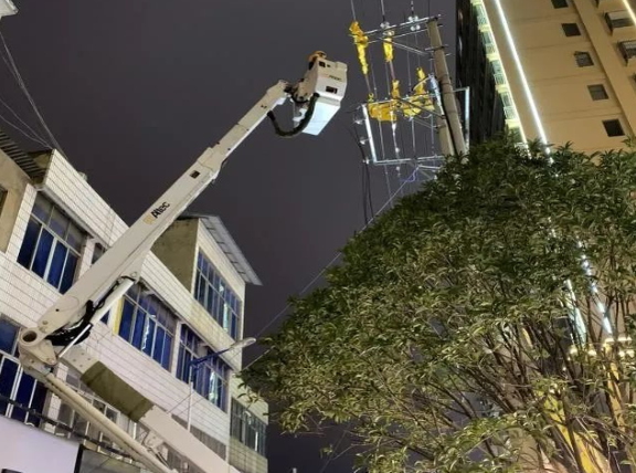 云南電網(wǎng)陸良供電局城區(qū)供電所冬夜搶修，杜絕用電隱患
