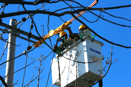 國(guó)網(wǎng)山東壽光供電：冬日暖陽(yáng)帶電接火 業(yè)主入住用電無(wú)憂(yōu)