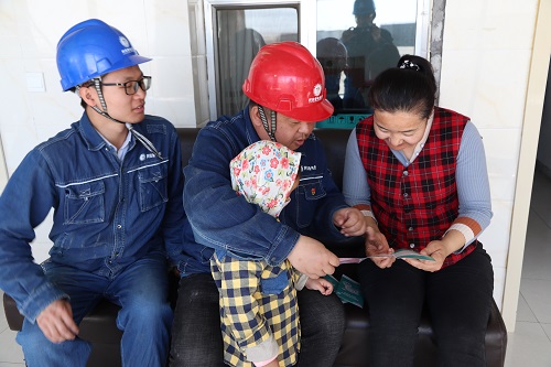 阿拉善電業(yè)局電力宣傳進家門，客戶服務(wù)零距離