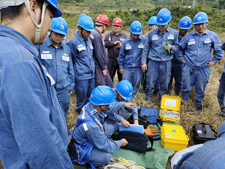 鳳慶供電局開展接地電阻儀、直流試送儀的培訓(xùn)