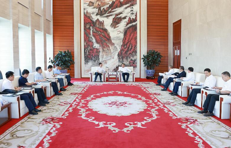 宋海良與武漢理工大學(xué)黨委書(shū)記信思金、校長(zhǎng)楊宗凱座談