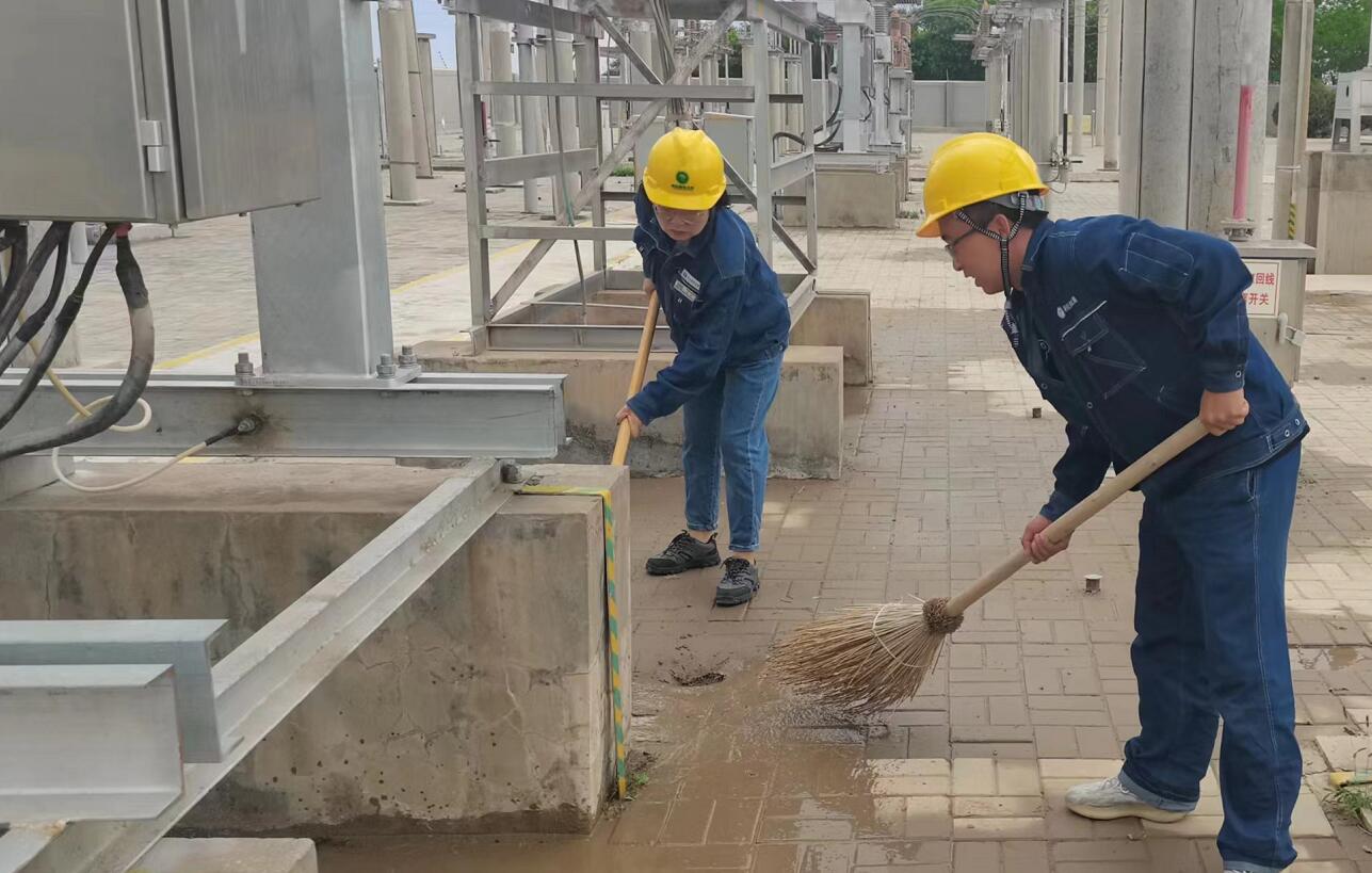 戈壁有雨，阿電人全力出擊保供電