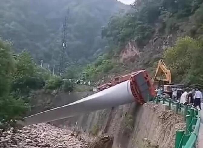陜西寶雞隴縣：80米風電扇葉運輸車歪倒，正救援