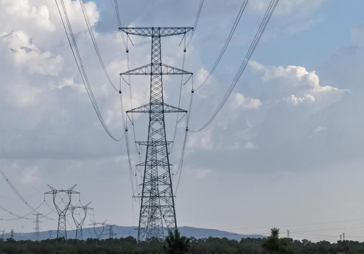 集寧熱電廠二期500千伏送出工程首個(gè)區(qū)段架線(xiàn)完畢