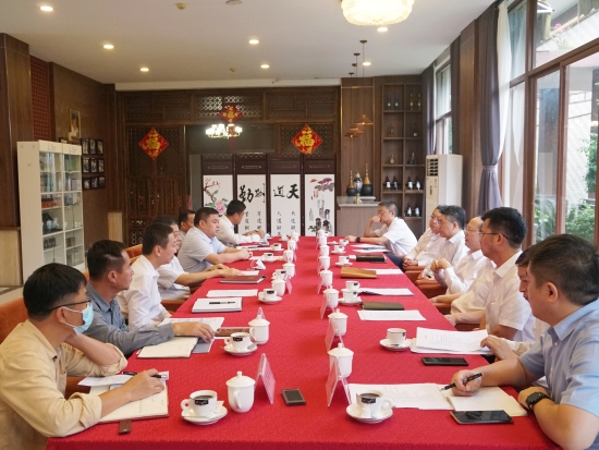 中國電建黨委常委、副總經(jīng)理徐鵬程與海南萬寧市委書記蓋文啟、市長王三防座談