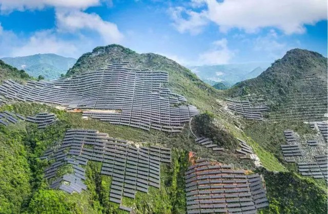 全國(guó)首例！吉電股份“大容量、高坡度”集中式山地光伏項(xiàng)目并網(wǎng)