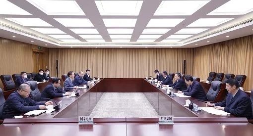國家電網董事長、黨組書記辛保安與哈電集團董事長、黨委書記曹志安會談