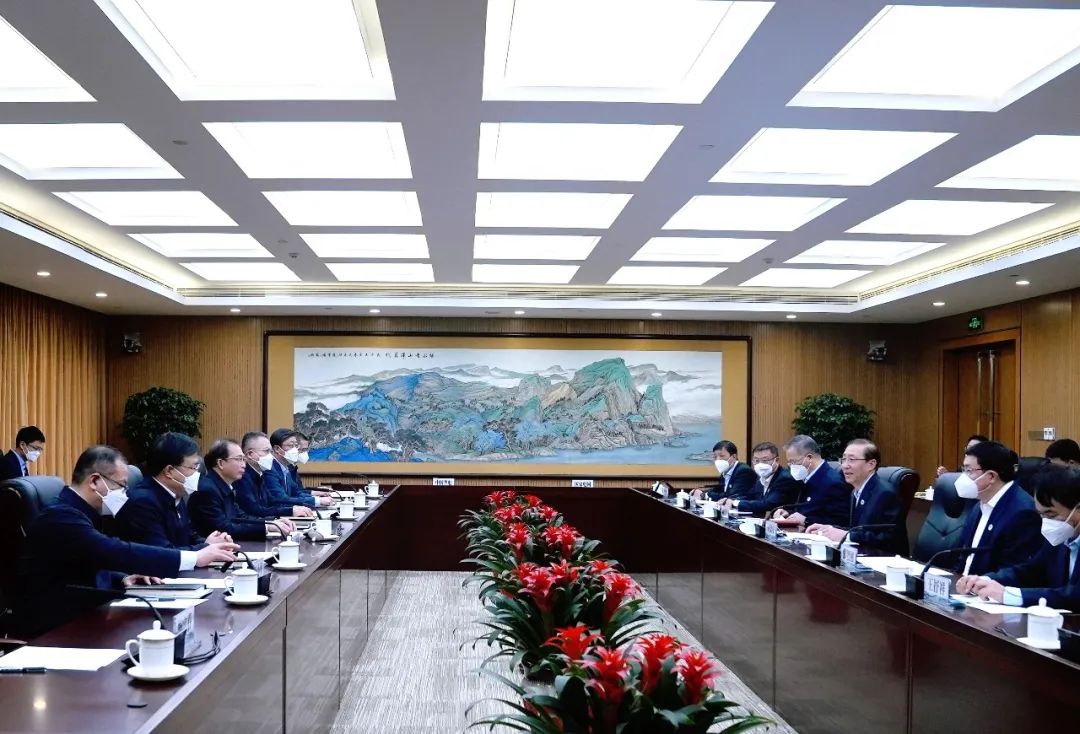 華電集團(tuán)董事長(zhǎng)江毅、總經(jīng)理葉向東與國(guó)家電網(wǎng)董事長(zhǎng)辛保安、總經(jīng)理張智剛舉行會(huì)談