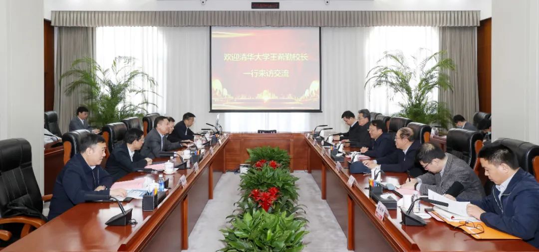 顧軍與清華大學(xué)黨委副書記、校長王希勤會談