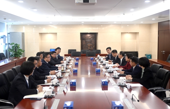 中國(guó)電建黨委常委、副總經(jīng)理王小軍與中國(guó)華電集團(tuán)黨組成員、副總經(jīng)理李旭紅會(huì)談
