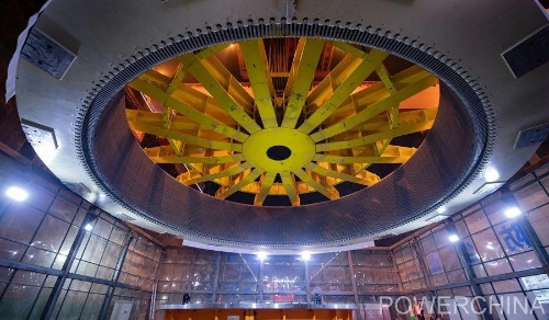 黃河上游在建海拔最高、裝機(jī)容量最大的水電站首臺(tái)機(jī)組定子順利吊裝