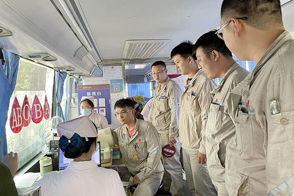 臨汾熱電公司組織“熱血與大愛同流，真情與奉獻(xiàn)同行”無償獻(xiàn)血活動