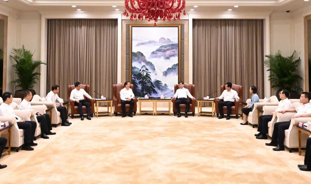 國(guó)家電網(wǎng)公司董事長(zhǎng)、黨組書(shū)辛保安與福建省委書(shū)記周祖翼、省長(zhǎng)趙龍會(huì)談