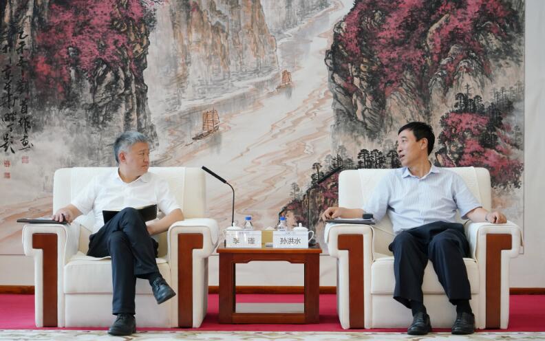 中國能建黨委副書記、總經(jīng)理孫洪水與重慶兩江投資集團(tuán)黨委書記、董事長李謹(jǐn)會(huì)談