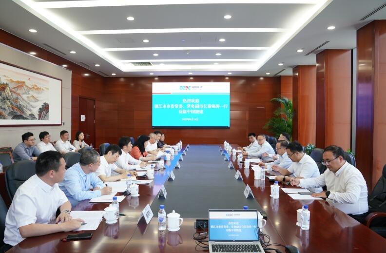 李麗娜與鎮(zhèn)江市委常委、常務(wù)副市長秦海濤會談