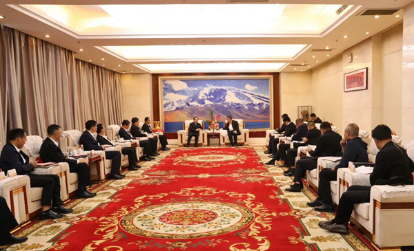 華電集團黨組書記、董事長江毅與喀什地委副書記、行署專員艾尼瓦爾·吐爾遜舉行會談