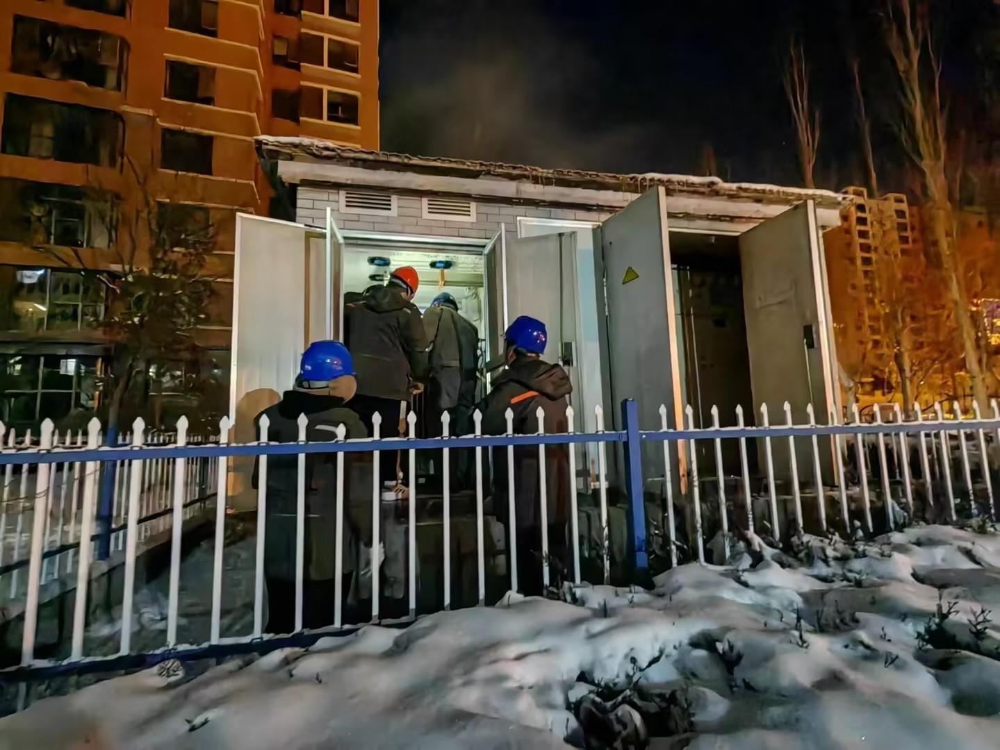 風(fēng)雪來襲入冬寒，電力搶修送溫暖