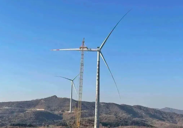 中石化起運(yùn)公司營口風(fēng)電項(xiàng)目首臺混塔圓滿吊裝！