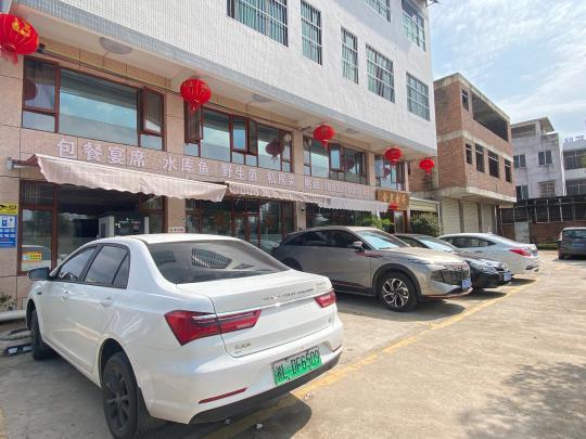 返鄉(xiāng)新能源車主尋覓公用充電樁，鄉(xiāng)村充電補能仍有待解決