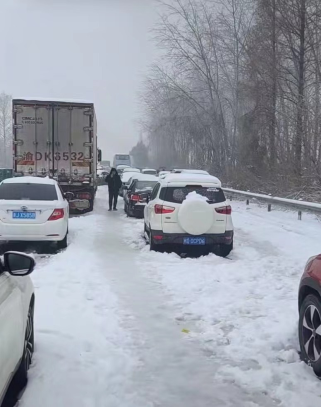 湖北凍雨暴雪導(dǎo)致高速公路堵塞，電動(dòng)汽車(chē)再現(xiàn)“趴窩”