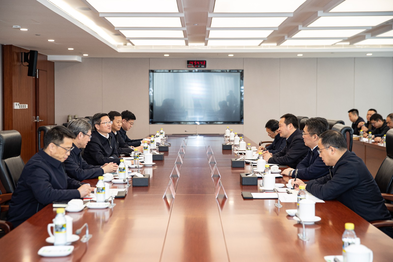 國(guó)家能源集團(tuán)公司總經(jīng)理、黨組副書記余兵會(huì)見上饒市委書記陳云