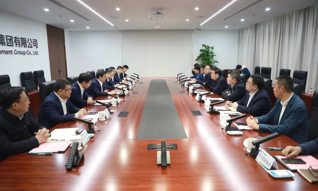 中國電氣裝備黨委書記、董事長白忠泉會見上海市靜安區(qū)委書記于勇