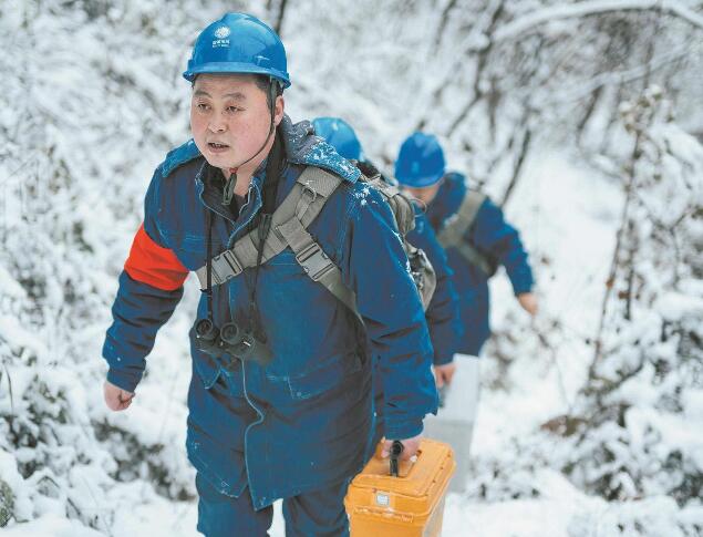 【國網(wǎng)楷?！恐芗t亮：巡行秦嶺深處 守護線路安全