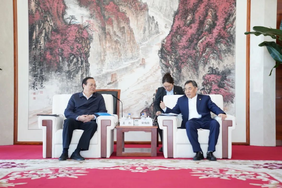 中國(guó)能建黨委書記、董事長(zhǎng)宋海良與歐洲自然科學(xué)院院士、中國(guó)發(fā)展研究院院長(zhǎng)王彤會(huì)談