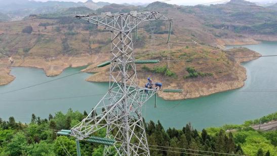 貴州興義供電局高空之上，用責(zé)任守護安全送去光明