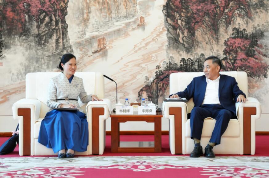 宋海良與廣西博覽局黨組書記、局長(zhǎng)韋朝暉會(huì)談