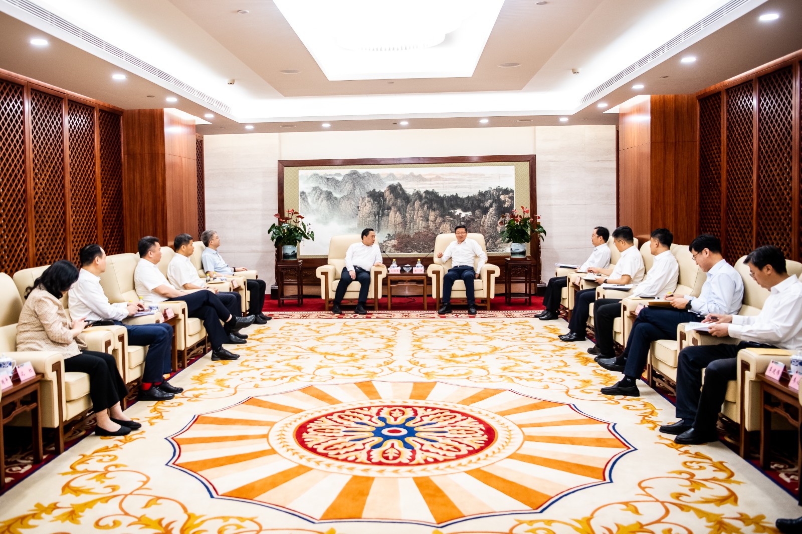 國(guó)家能源集團(tuán)公司總經(jīng)理、黨組副書記余兵會(huì)見鎮(zhèn)江市委書記馬明龍一行