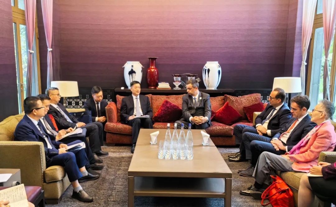 東方電氣集團(tuán)黨組書記、董事長俞培根與法國電力集團(tuán)董事長兼首席執(zhí)行官呂克·雷蒙會(huì)談