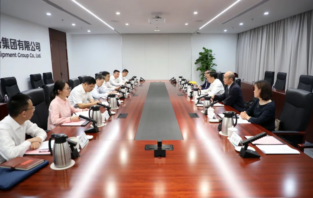 中國電氣裝備黨委副書記、總經(jīng)理周群會(huì)見上海市經(jīng)信委副主任湯文侃