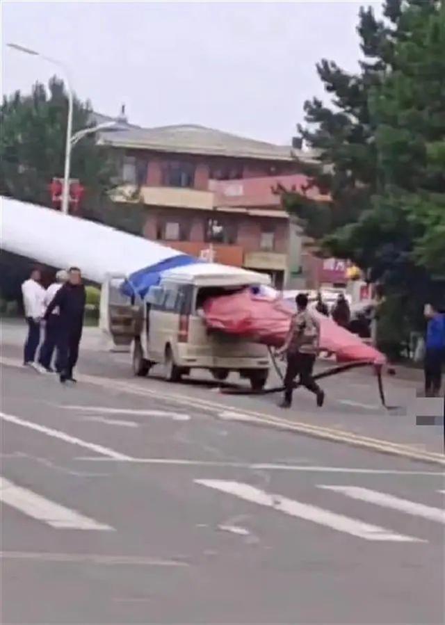 黑龍江一面包車被風(fēng)電機(jī)葉片刺穿，知情人：車上載有7人