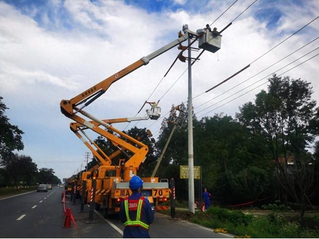 國網(wǎng)郫都供電公司“雙車”帶電緊急搶修，確保上萬群眾用電無憂