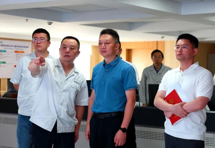 崇州市委副書記、市長(zhǎng)饒程赴國(guó)網(wǎng)崇州供電公司調(diào)研高溫電力保供工作