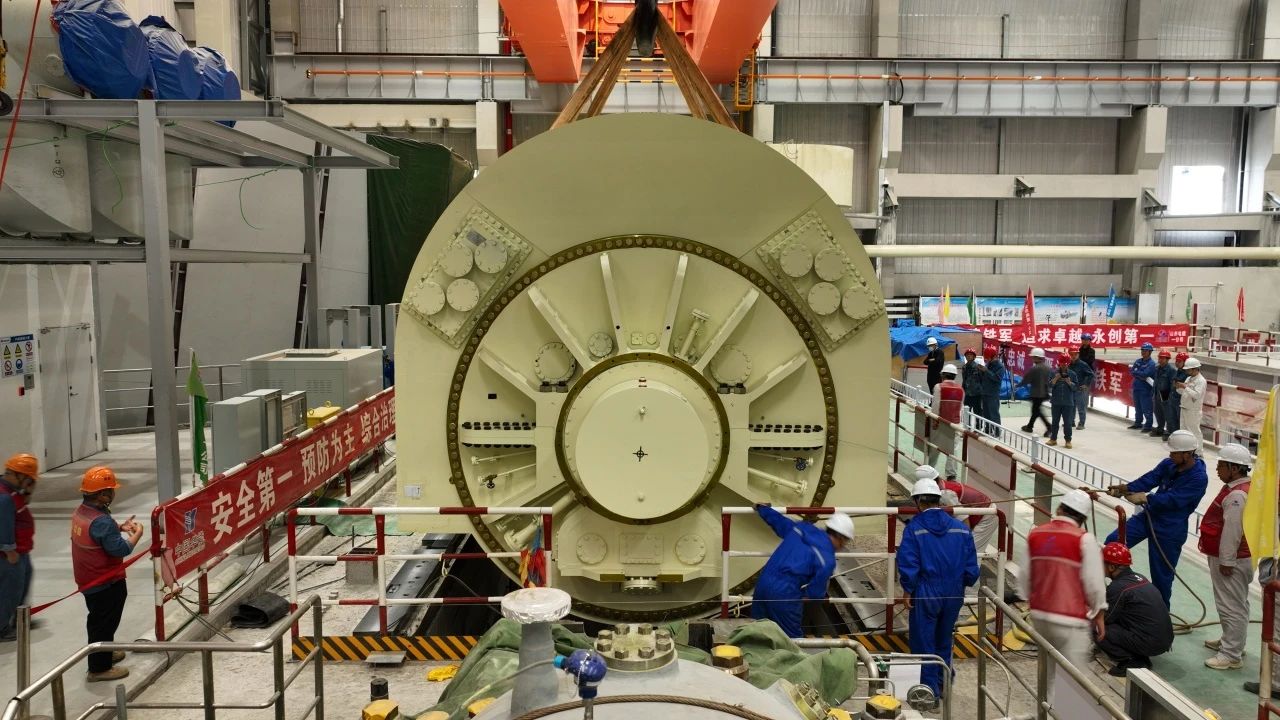 全國首臺(tái)!采用GVPI技術(shù)500MW級全氫冷發(fā)電機(jī)在華能南山電廠成功安裝就位