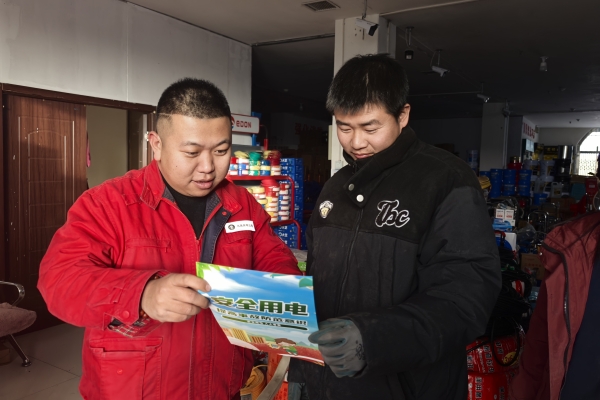 內(nèi)蒙古電力集團(tuán)烏海千里山供電公司蒙電愛(ài)心光明行，用電無(wú)憂進(jìn)社區(qū)