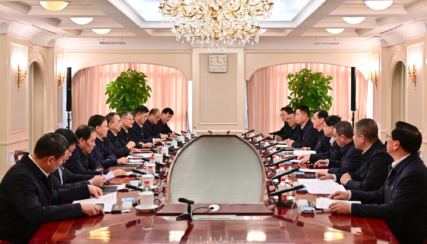 大唐集團(tuán)董事長(zhǎng)鄒磊、總經(jīng)理張傳江與中國(guó)安能董事長(zhǎng)陳奕輝、總經(jīng)理周慶豐會(huì)談