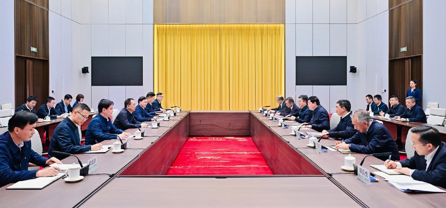 中國(guó)大唐集團(tuán)董事長(zhǎng)鄒磊、總經(jīng)理張傳江與國(guó)家電網(wǎng)董事長(zhǎng)張智剛、總經(jīng)理龐驍剛會(huì)談