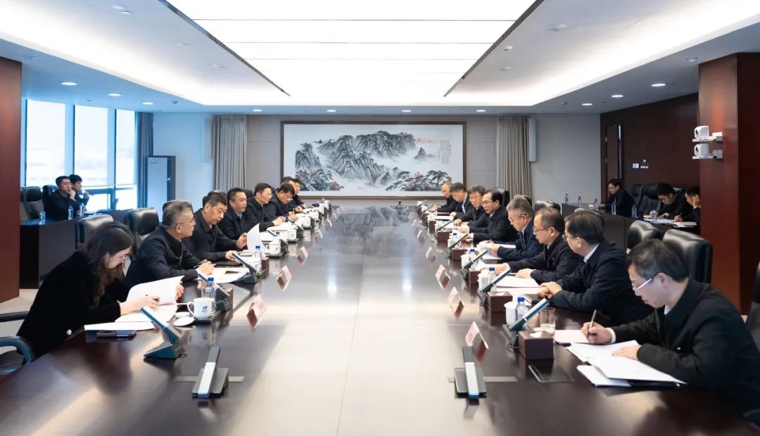 華電集團(tuán)董事長(zhǎng)江毅、總經(jīng)理葉向東與哈電集團(tuán)董事長(zhǎng)曹志安、總經(jīng)理黃偉舉行會(huì)談