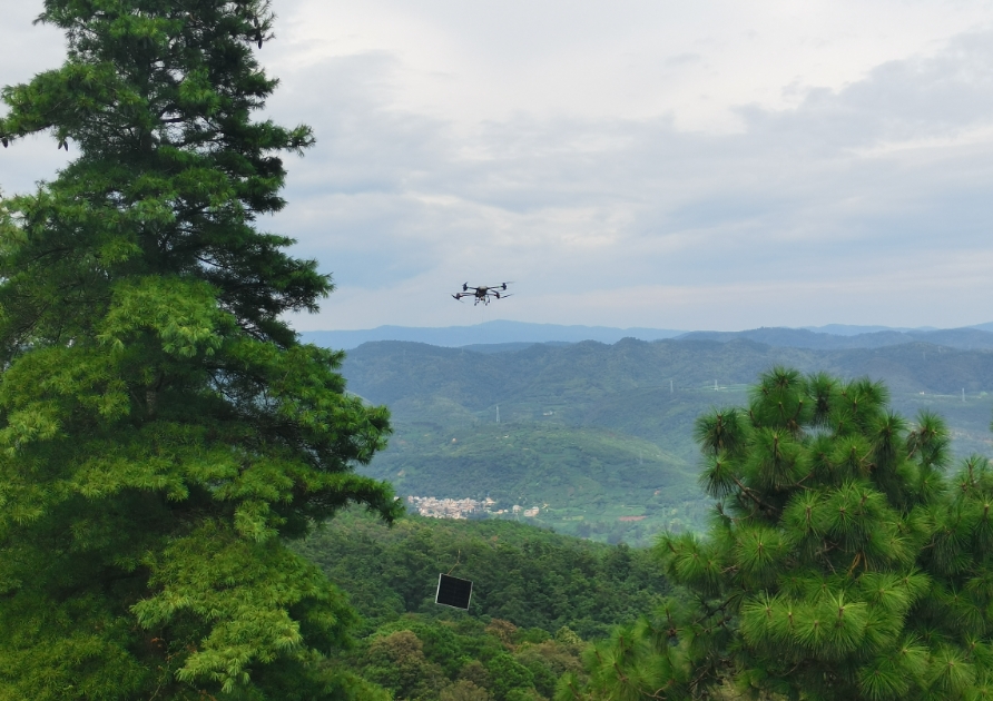 無人機(jī)“飛”越陡坡，山地光伏施工提速